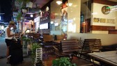 Phố đi bộ Bùi Viện vắng bóng khách ngay cả vào ngày cuối tuần (Ảnh chụp tối 7-3). Ảnh: DŨNG PHƯƠNG