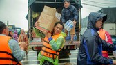 Anh Thái Nhật Chương và các thành viên CLB Ánh sáng Từ bi cứu trợ người dân miền Trung