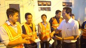 Đại diện Ban giám đốc Công ty cổ phần Cấp nước Gia Định, động viên nhân viên thực hiện công tác giảm thất thoát nước