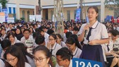 Học sinh Trường THPT Võ Thị Sáu (quận Bình Thạnh) tham gia buổi tư vấn hướng nghiệp tại sân trường 