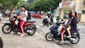 Một số học sinh sử dụng xe máy trên 50cc để đi học, không đội nón  bảo hiểm