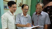 Ông Huỳnh Hải (giữa) tuyên truyền bầu cử cho người dân khu phố 5, phường Linh Đông, TP Thủ Đức