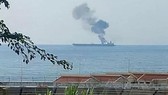  Khói bốc lên từ tàu chở dầu của Iran sau khi bị tấn công. Nguồn: TTXVN