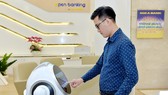 Robot OPBA chào đón khách hàng khi đến giao dịch tại Nam A Bank