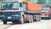 Quốc lộ 8 Hà Tĩnh đi Lào nhiều đoạn chật cứng. Ảnh: MINH PHONG
