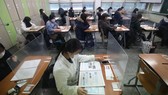 Sinh viên tại một trường đại học Hàn Quốc đeo khẩu trang khi đến lớp. Nguồn: CNN
