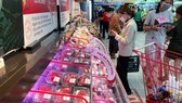 Người dân mua thực phẩm tại siêu thị Lotte mart, quận 7 (TPHCM). Ảnh: HOÀNG HÙNG