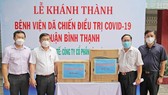 Chủ tịch UBND TPHCM Nguyễn Thành Phong thăm, tặng quà bệnh viện dã chiến  điều trị Covid-19 quận Bình Thạnh. Ảnh: DŨNG PHƯƠNG