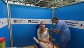 Nhân viên y tế tiêm vaccine ngừa COVID-19 cho người dân tại Rome, Italy. Ảnh: THX/TTXVN