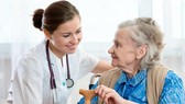 Australia thiếu nghiêm trọng nhân viên chăm sóc người cao tuổi