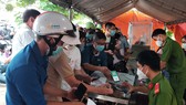 Người dân khai báo y tế tại chốt kiểm soát trên Quốc lộ 51, Bà Rịa - Vũng Tàu