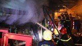 Sau khi phá khóa, cảnh sát đã kịp thời dập lửa  tại ki ốt trong chợ Nhị Thiên Đường