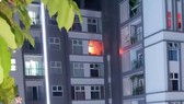 Cảnh sát giải cứu nạn nhân mắc kẹt trong vụ cháy chung cư mini (đường Nguyễn Văn Quỳ, phường Phú Thuận, quận 7)