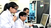 Cán bộ nghiên cứu đang làm việc tại Trung tâm Nghiên cứu Vật liệu cấu trúc Nano và phân tử (INOMAR) của ĐH Quốc gia TPHCM