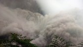 Núi lửa Semeru nhả khói phun nham thạch tại Lumajang, Đông Java, Indonesia, ngày 4-12-2021. Ảnh: THX/TTXVN