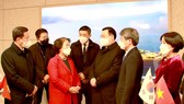 Phó Chủ tịch Nhóm Nghị sĩ hữu nghị Hàn-Việt Suh Jung-sook đón Chủ tịch Quốc hội Vương Đình Huệ tại sân bay Incheon. Ảnh: TTXVN