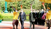 Quốc vương Campuchia Norodom Sihamoni chủ trì lễ đón Chủ tịch nước Nguyễn Xuân Phúc tại Cung điện Hoàng gia. Ảnh: TTXVN