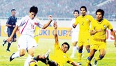 Việt Nam (trái) từng đánh bại Thái Lan ở chung kết AFF Cup 2008 để giành ngôi vô địch. Ảnh: DŨNG PHƯƠNG
