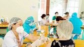 Tiêm vaccine mũi bổ sung  cho người dân huyện Hóc Môn, TPHCM