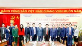 Thường trực Ban Bí thư Võ Văn Thưởng cùng các đồng chí lãnh đạo dự lễ ra mắt cuốn sách. Ảnh: TTXVN