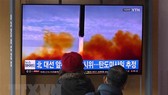 Người dân theo dõi trên truyền hình đưa tin về vụ phóng tên lửa của Triều tiên tại Seoul, Hàn Quốc, ngày 5-3-2022. Ảnh: TTXVN