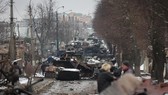 Các phương tiện quân sự bị phá hủy trên một con đường ở thị trấn Bucha, gần thủ đô Kiev, Ukraine. Ảnh: AP