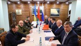 Phái đoàn Ukraine (trái) và Nga tại cuộc đàm phán ở vùng Brest, Belarus ngày 7-3-2022. Nguồn: TTXVN