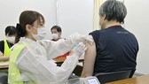 Nhân viên y tế tiêm chủng vaccine ngừa Covid-19 cho người dân tại Osaka, Nhật Bản. Ảnh: KYODO/TTXVN