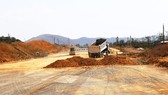 Thi công đường cao tốc Bắc - Nam đoạn qua tỉnh Bình Thuận  đang gặp khó vì thiếu vật liệu đất đắp nền
