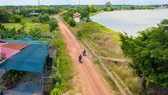 Địa phận xã Trung An, huyện Củ Chi, TPHCM nằm ngay bờ sông Sài Gòn  rất lợi thế cho các dự án đầu tư. Ảnh: HOÀNG HÙNG