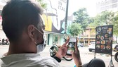 Sử dụng mạng xã hội an toàn là điều người trẻ cần hướng tới. Ảnh: DŨNG PHƯƠNG