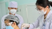 Người bệnh được điều trị bằng phương pháp châm cứu