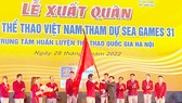 Phó Thủ tướng Thường trực Phạm Bình Minh trao lá quốc kỳ  cho Trưởng đoàn Thể thao Việt Nam Trần Đức Phấn. Ảnh: MINH CHIẾN