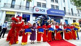 Các Đại biểu cắt băng khai trương Trụ sở mới SCB Hùng Vương