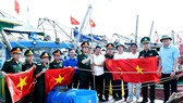 Đại diện Quân khu 4 và các cơ quan chức năng  trao tặng cờ Tổ quốc cho ngư dân Hà Tĩnh