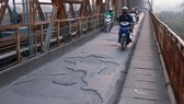 Mặt cầu Long Biên liên tục thủng do thiếu vốn duy tu, bảo dưỡng