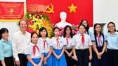Phó Bí thư Thành ủy TPHCM Nguyễn Hồ Hải tặng hoa chúc mừng Nhà Thiếu nhi TPHCM. Ảnh: VIỆT DŨNG