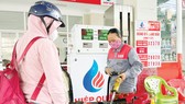 Người dân đổ xăng tại trạm xăng dầu Hiệp Quế (huyện Nhà Bè, TPHCM), chiều tối 13-6. Ảnh: HOÀNG HÙNG