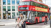 Xe buýt và xe đạp được nhiều người dân Anh lựa chọn  khi giá nhiên liệu tăng mạnh