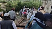 Chuyển nạn nhân bị thương trong trận động đất ở tỉnh Paktika (Afghanistan), ngày 22-6-2022. Ảnh: Bakhtar News Agency/TTXVN