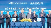Ông Lê Viết Hải - Chủ tịch Tập đoàn Xây dựng Hòa Bình (trái) và ông Đinh Hồng Kỳ - Chủ tịch HĐQT Công ty Secoin tại buổi Lễ Ký kết