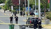 Cảnh sát phong tỏa hiện trường vụ cướp chi nhánh Ngân hàng Montreal ở Saanich. Ảnh: CBC/TTXVN