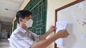Dán nội quy thi trước phòng thi tại điểm thi Trường THCS Hồng Bàng, quận 5, TPHCM. Ảnh: CAO THĂNG