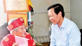 Chủ tịch UBND TPHCM Phan Văn Mãi  trao đổi cùng nhà nghiên cứu Nguyễn Đình Tư. Ảnh: VIỆT DŨNG