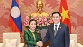 Chủ tịch Quốc hội Vương Đình Huệ  tiếp Phó Chủ tịch Quốc hội Lào Sounthon Xayachak.  Ảnh: VIẾT CHUNG