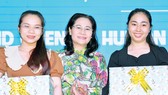 Chủ tịch HĐND TPHCM Nguyễn Thị Lệ tặng quà  những người mẹ đã tặng sữa cho ngân hàng sữa. Ảnh: CAO THĂNG