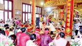 Thực hành nghi lễ hầu đồng tại Đền thờ Đức Thánh Mẫu Phủ Dầy phối thờ Hai Bà Trưng (quận Bình Thạnh) vào sáng 15-8