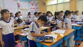 Bàn ghế tại Trường Tiểu học Nguyễn Bỉnh Khiêm, quận 1, TPHCM đã trở nên chật chội  với học sinh lớp 3. Ảnh: PHƯƠNG CHINH