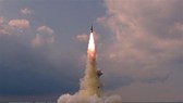 Một vụ phóng thử tên lửa đạn đạo kiểu mới từ tàu ngầm tại một địa điểm bí mật ở Triều Tiên. Ảnh: TTXVN