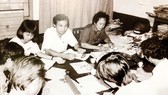 Nhà báo Hải Nam (bìa phải, trên cùng) trong cuộc họp của Ban Chính trị tuyên truyền bầu cử Quốc hội khóa IX ngày 19-7-1992. Ảnh: TƯ LIỆU